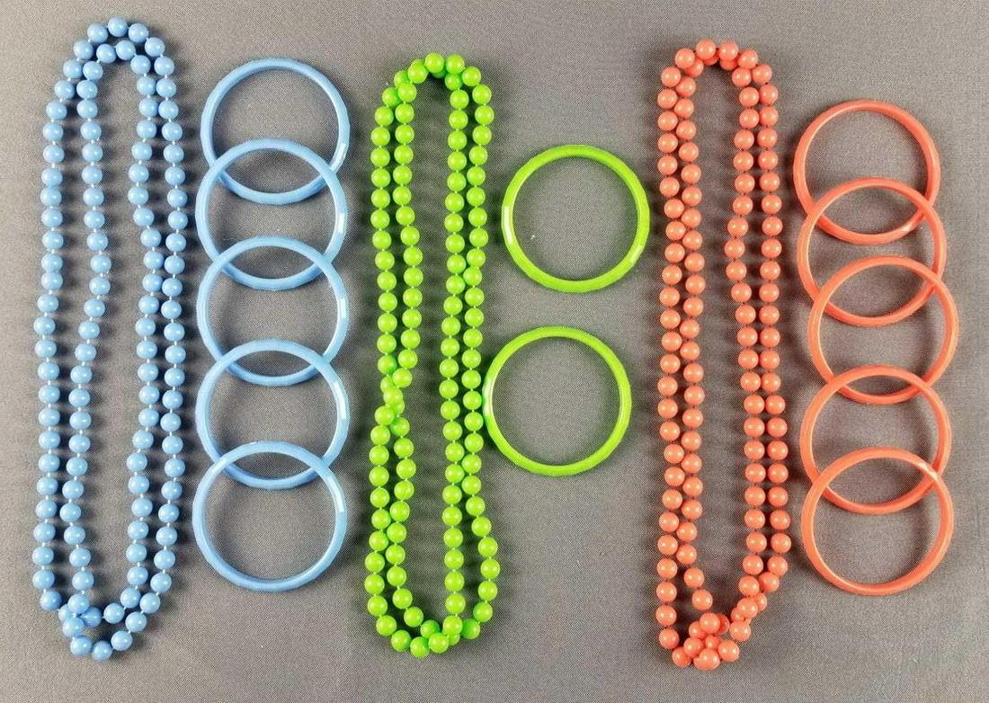 Group of retro bright beads and bangle bracelets (1 of 3)