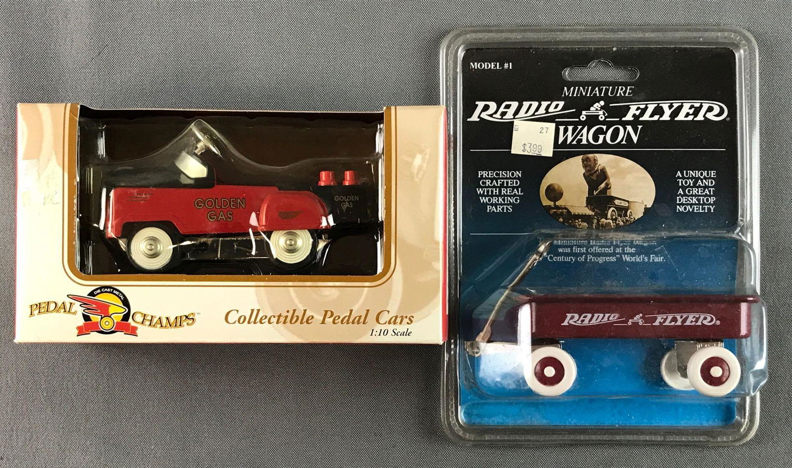 Group of 2 die-cast wagons (1 of 4)