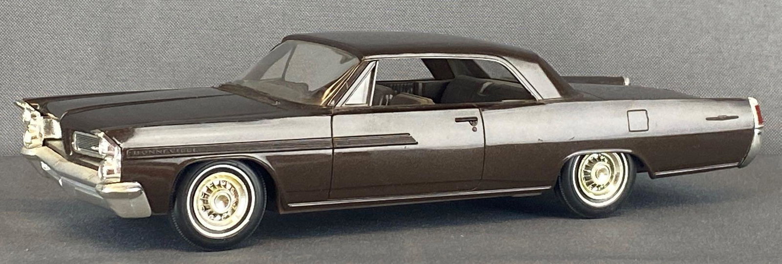 1963 Pontiac Bonneville Dealer Promo Car: 2-door sedan, brown body and interior, 8.75x3x2.25 inches, non-friction