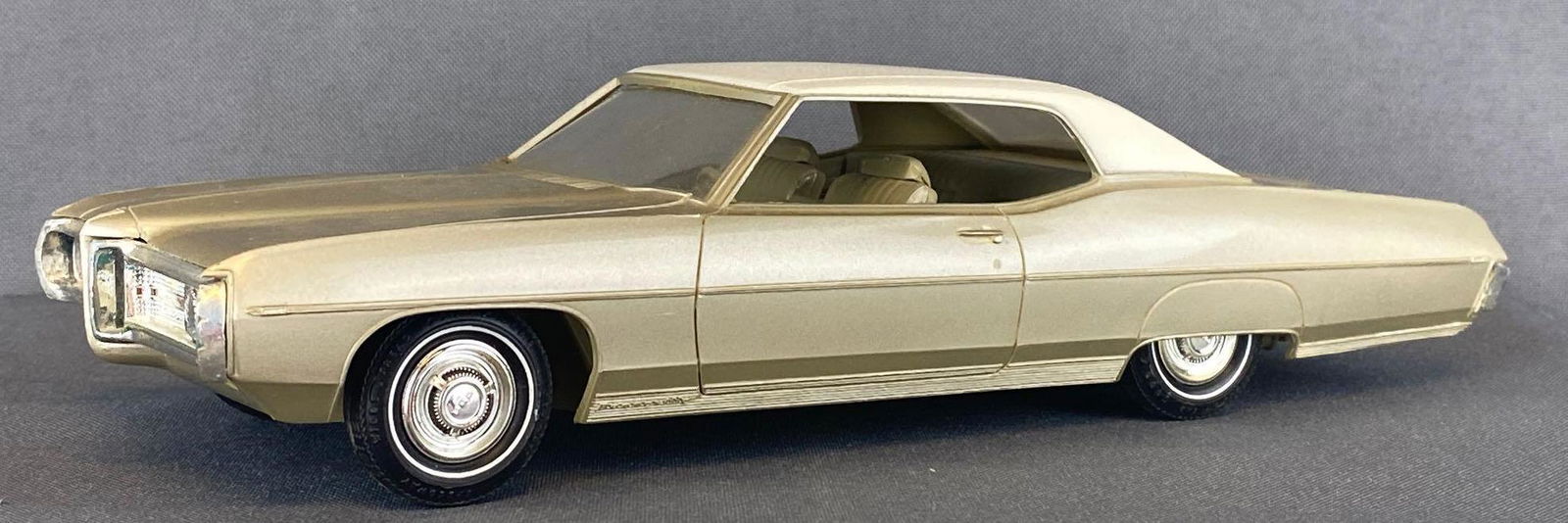 1969 Pontiac Bonneville Dealer Promo Car (1 of 7)