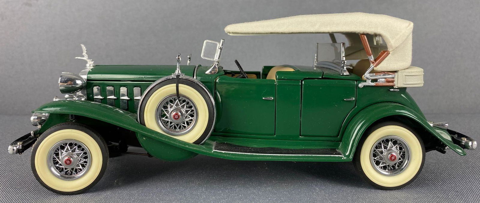 A Danbury Mint 1:12 Scale Die Cast, 1930 Cadillac V 16