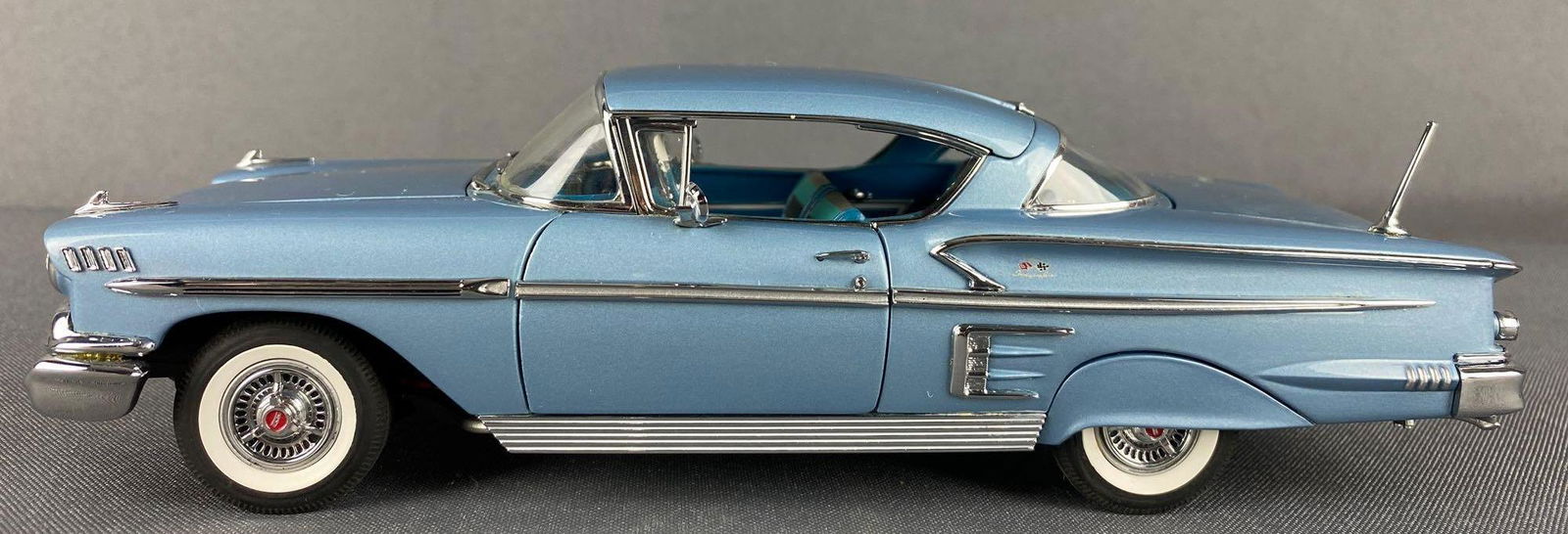 Danbury Mint 1958 Chevrolet Impala Sport Coupe: 1/24 scale die-cast collector vehicle, includes shipping box, missing one antenna