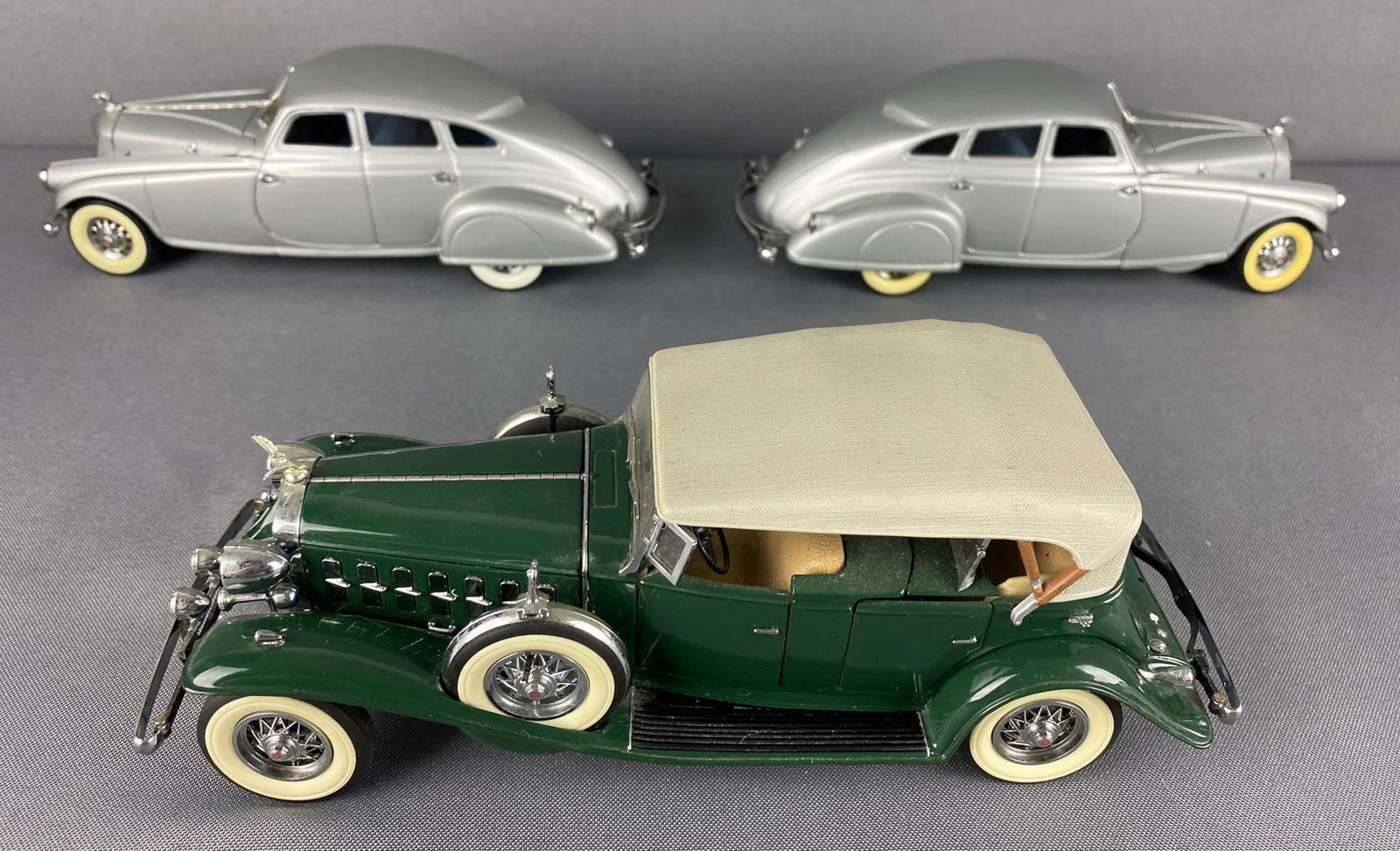 A Danbury Mint 1:12 Scale Die Cast, 1930 Cadillac V 16