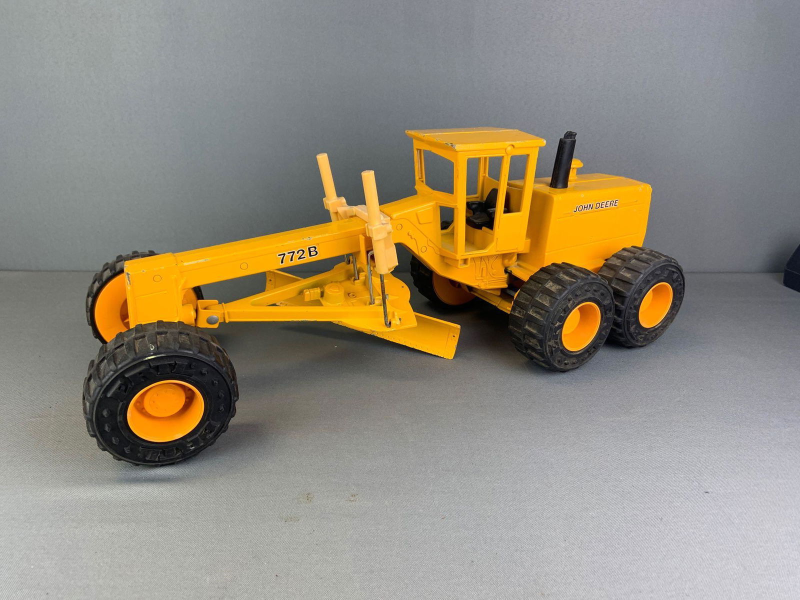 ERTL John Deere pressed steel road grader (1 of 3)
