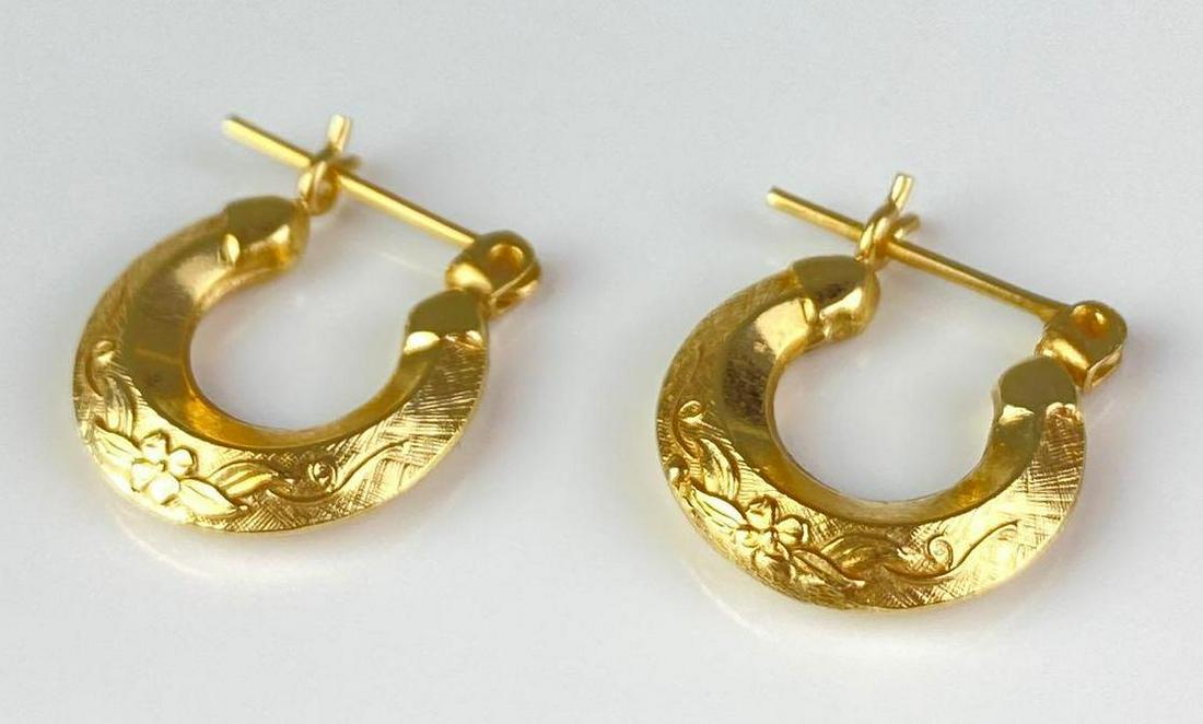 14K Gold Hoop Earrings: 1.4g total weight