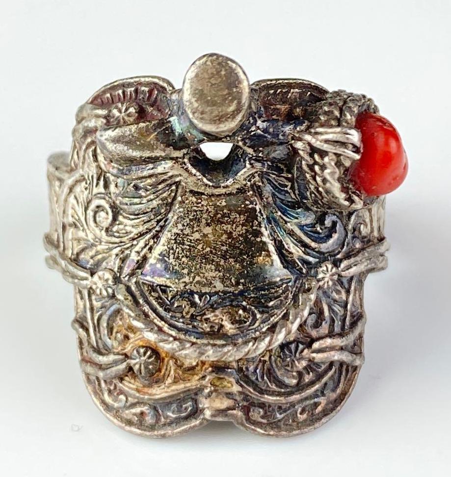 Sterling Silver Saddle Ring with Stone: 15.2g total weight, size 10.75