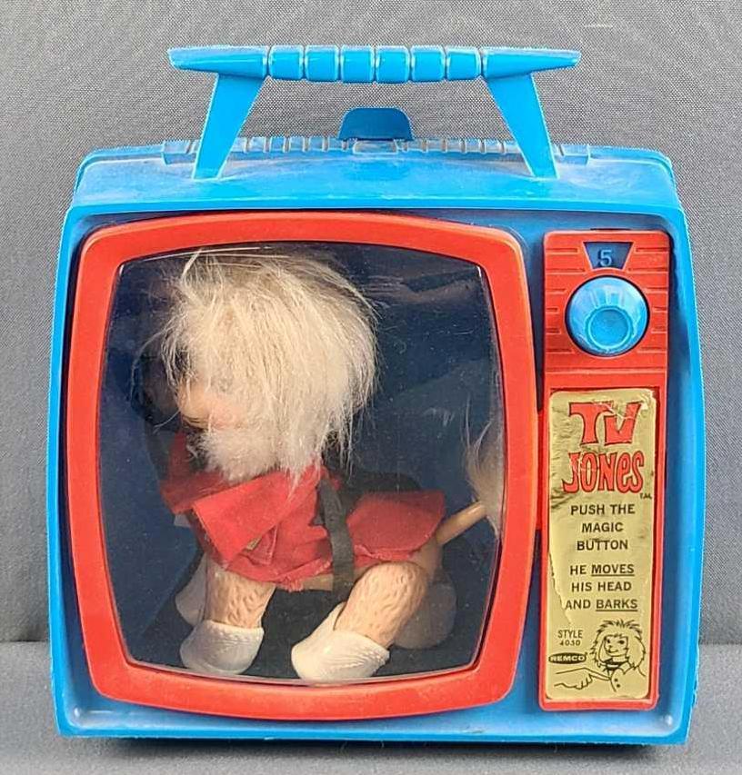 TV Jones toy dog (1 of 4)