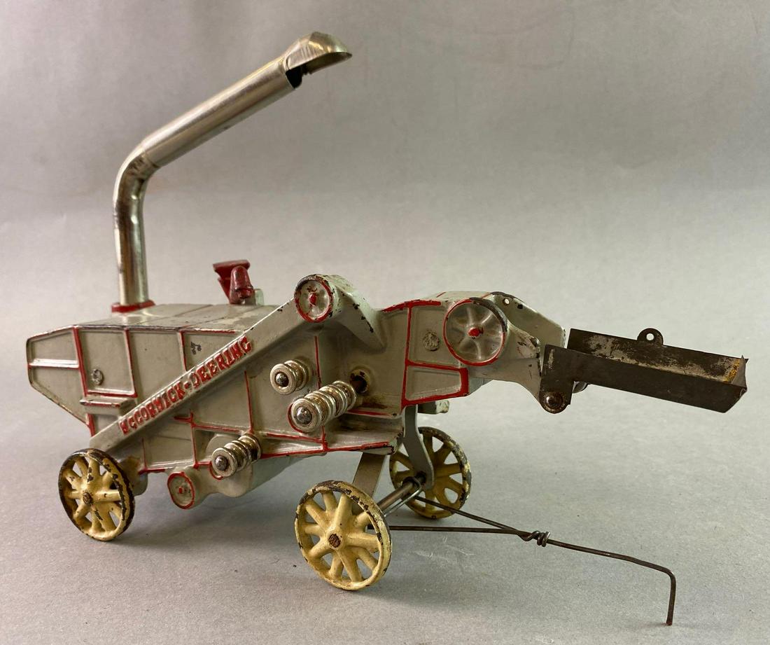 Arcade Cast Iron McCormick Deering Thresher (1 of 10)
