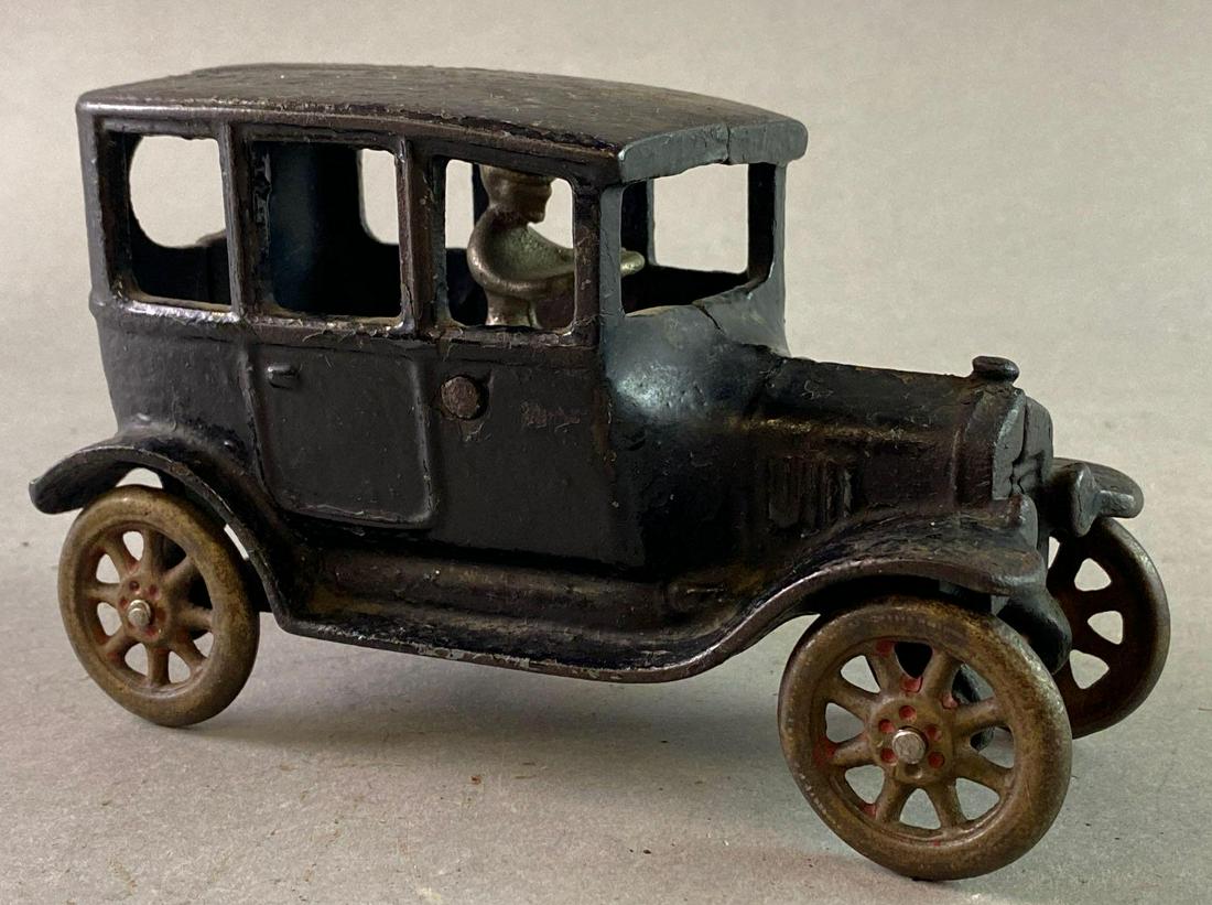 Antique Arcade Cast Iron Ford Model T Sedan (1 of 8)