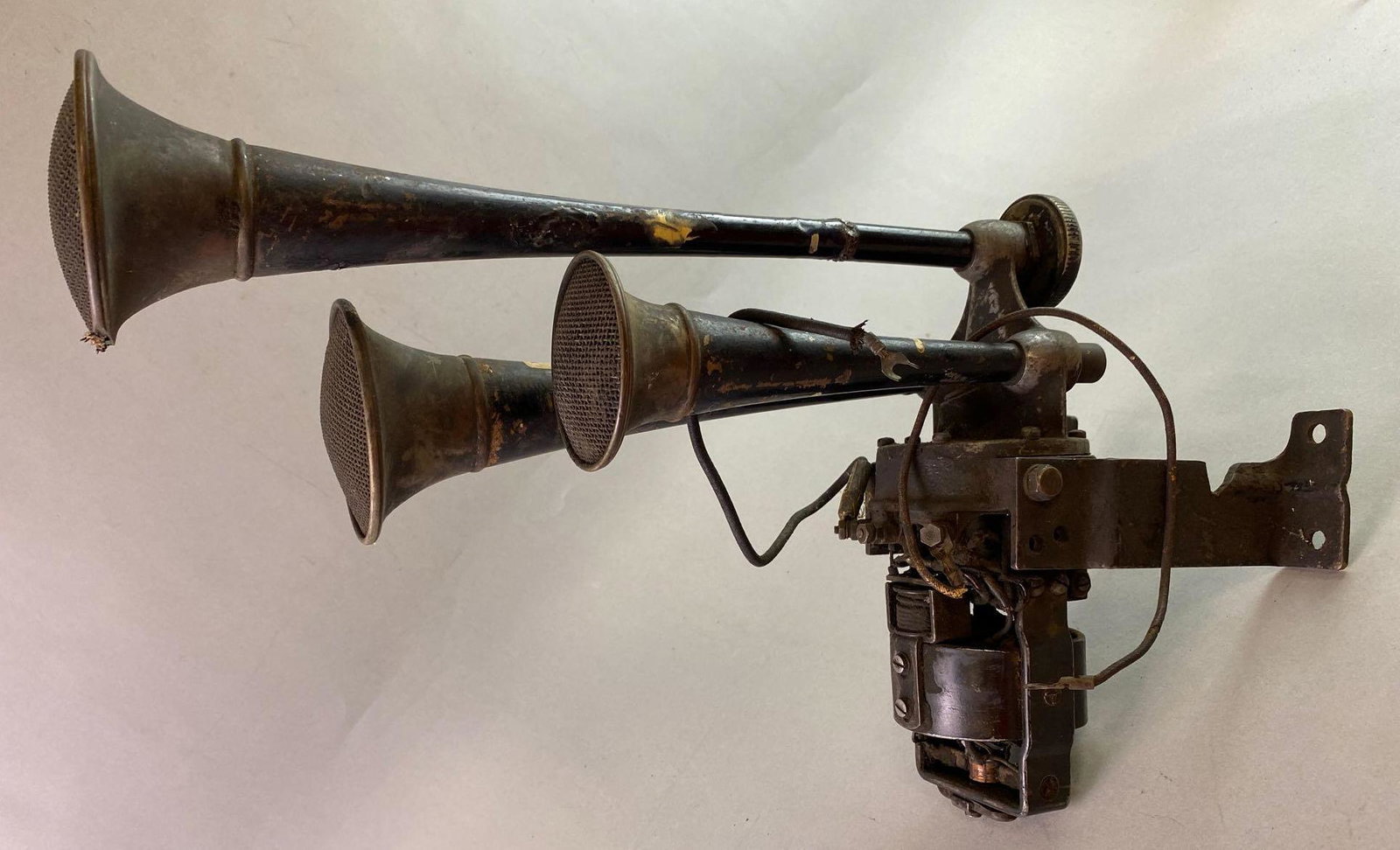 Antique Sparton Chime Bugle Horn: Measures approximately 18 x 11 inches.