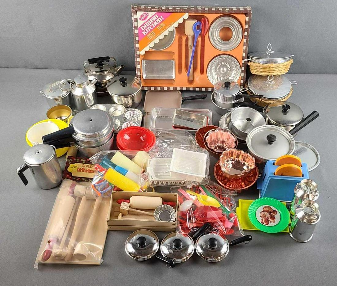 Group of play kitchen items (1 of 4)