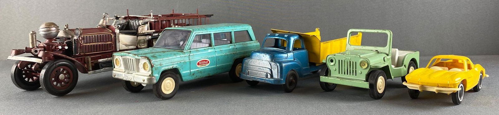 Group of 5 Assorted Die Cast and Plastic Vehicles (1 of 19)