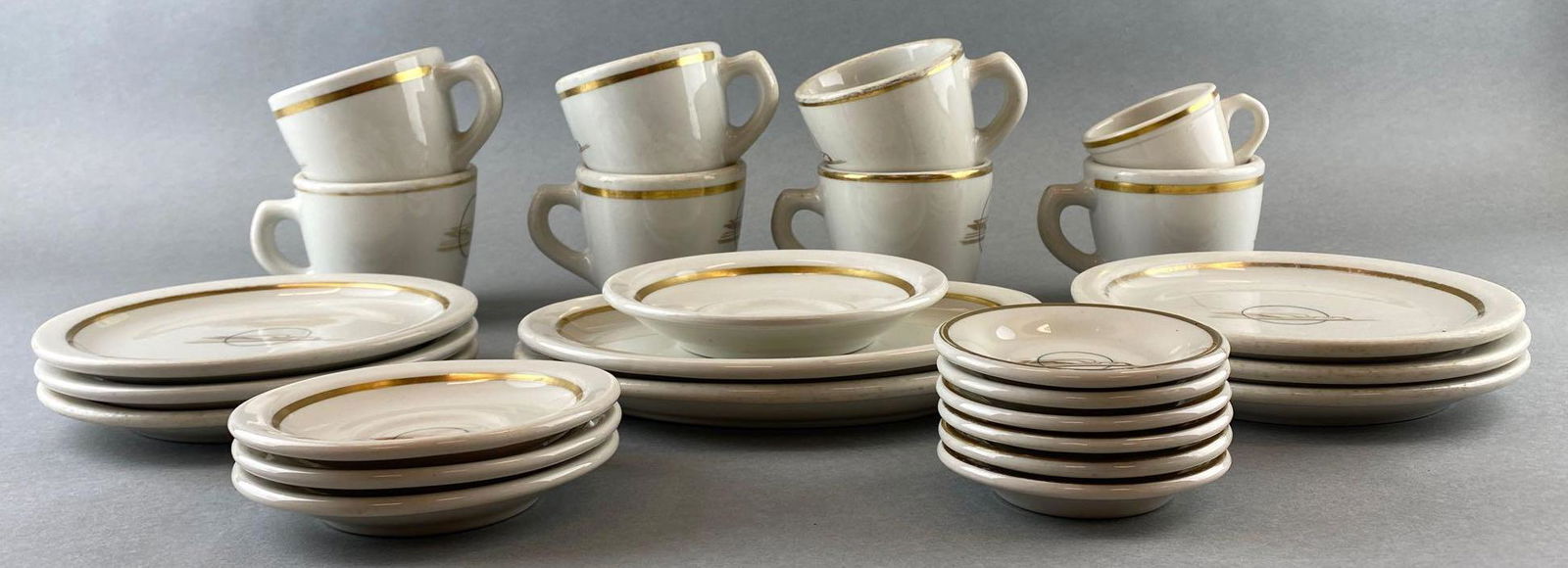 26 Piece Union Pacific Railroad Dish Set (1 of 11)