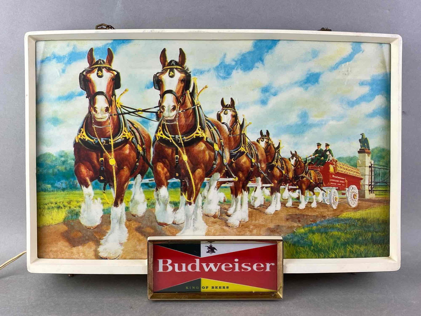Vintage Budweiser Beer Light Up Advertising Sign (1 of 3)
