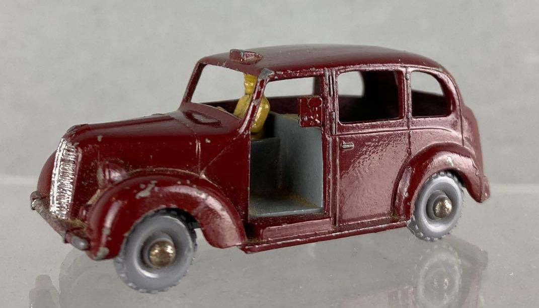 Matchbox No. 17 Austin Metropolitan Taxi die-cast vehicle (1 of 7)