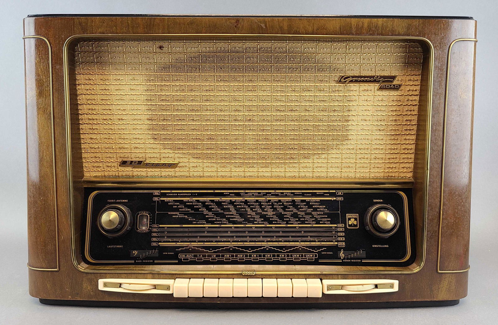 Grundig Model 5040 3D Radio (1 of 9)