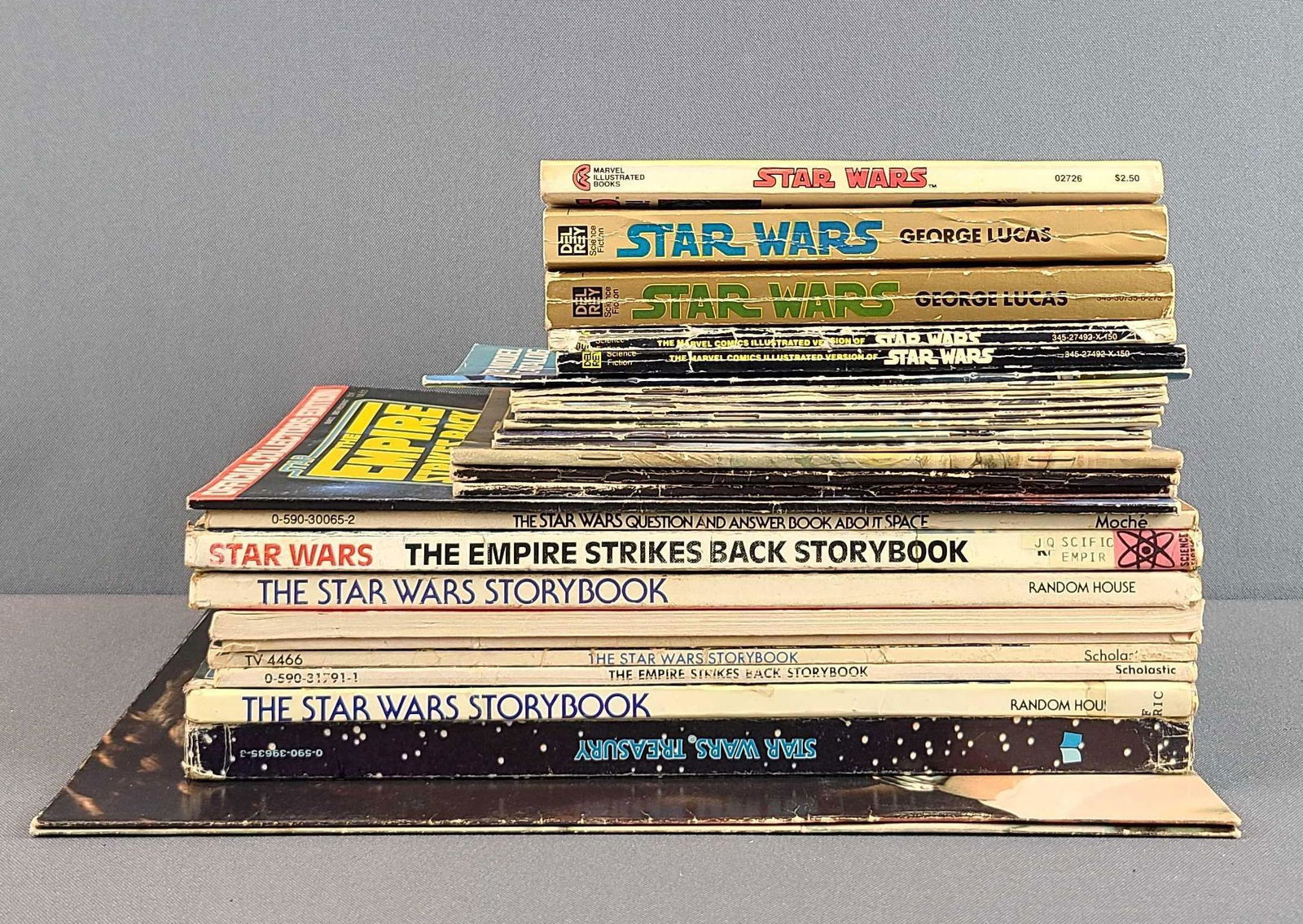Group of Star Wars Books, Folders, Magazines (1 of 4)