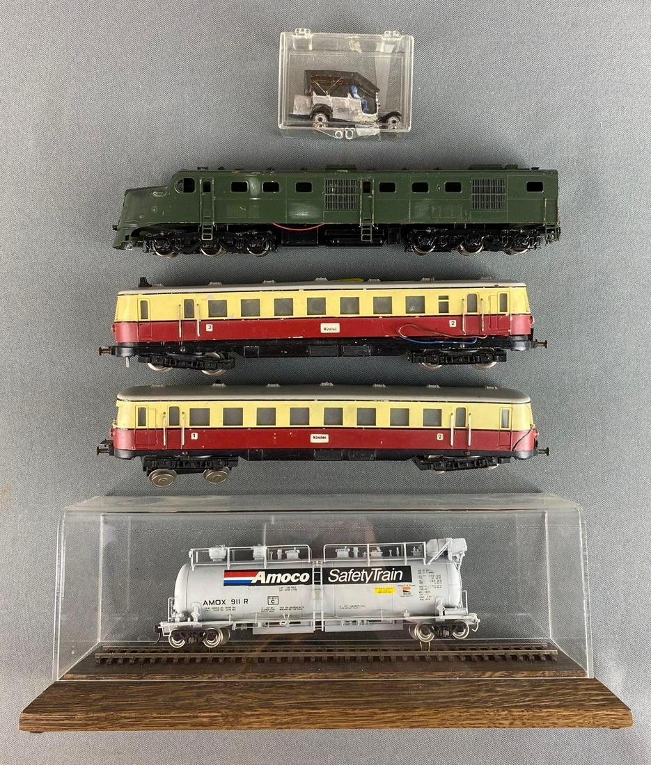 Group of 5 HO Scale Train Cars and Car (1 of 2)