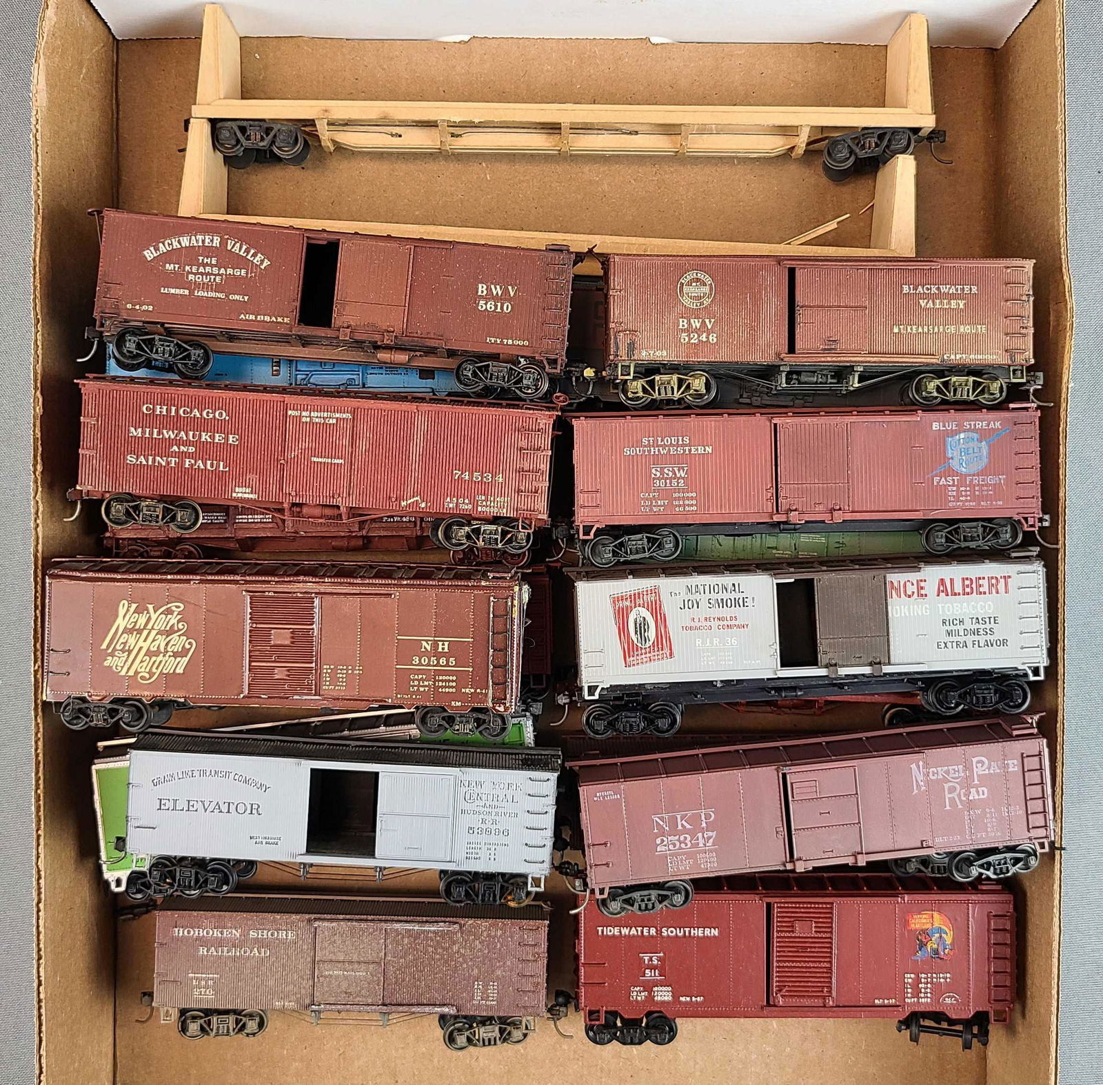 Group of 20 HO Scale Train Cars (1 of 3)