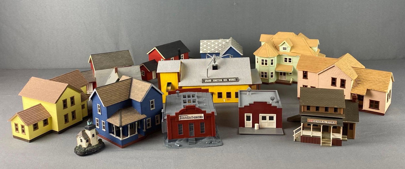 Group of 13 HO Scale Train Building Models (1 of 4)