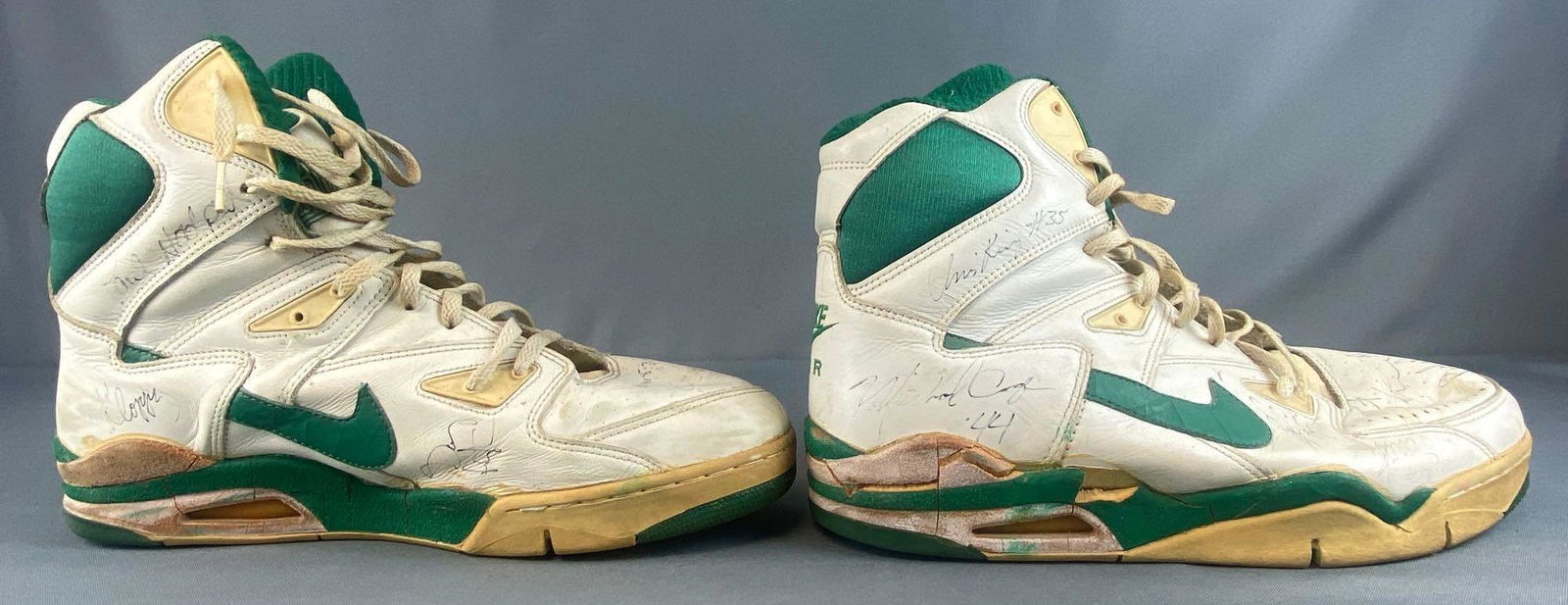 1994 Seattle Super Sonics Team Signed Pair of Nike Air Force Size 16.5 (1 of 5)