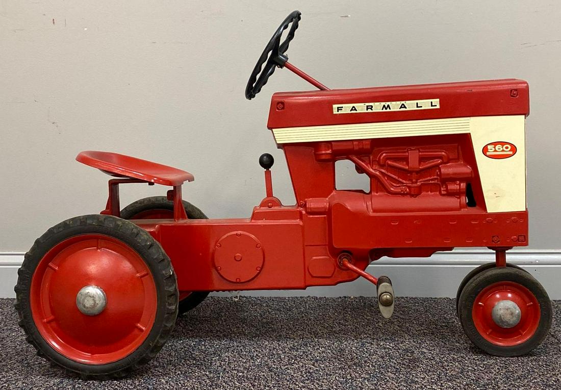 McCormick Farmall 560 Pedal Kart (1 of 5)