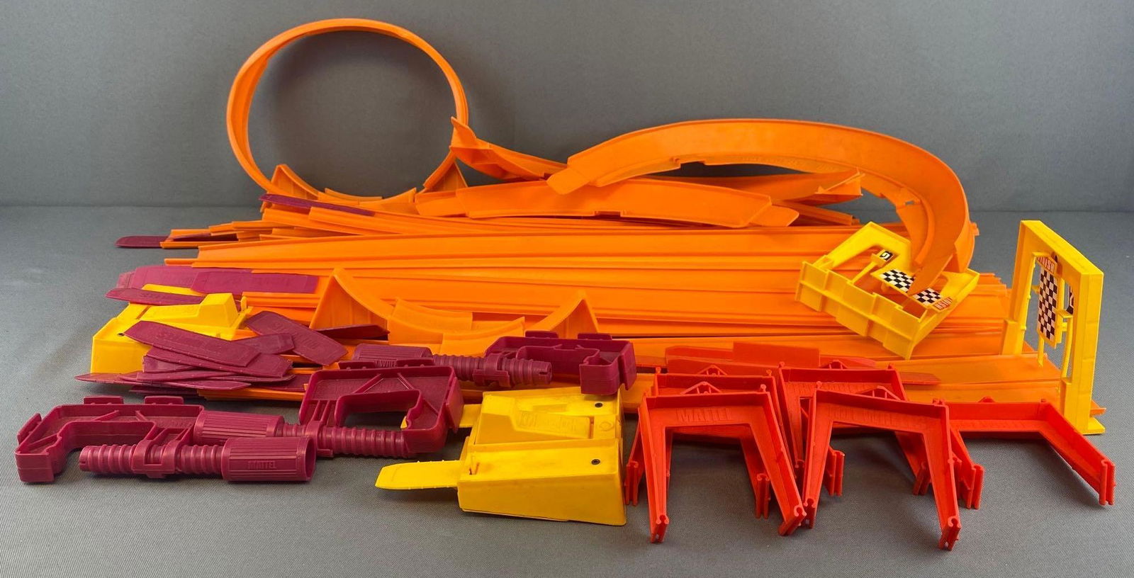 1967 Mattel Hot Wheels Hot Curves Race Action Set: May be missing pieces. With instruction set.