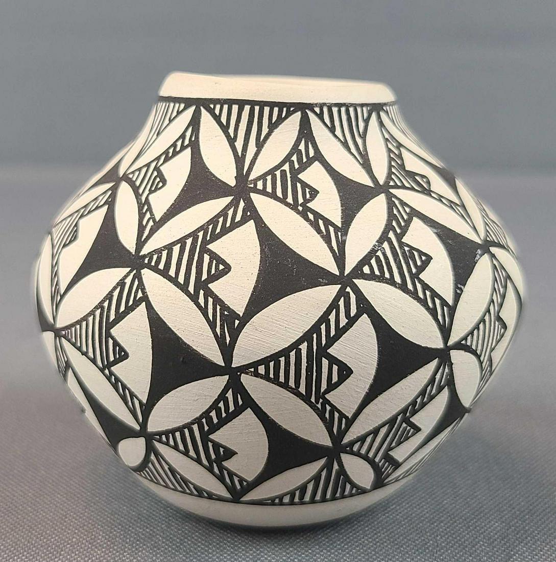 Native American Acoma Pottery Jar (1 of 6)