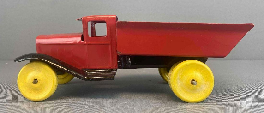 Wyandotte Pressed Steel Dump Truck (1 of 6)