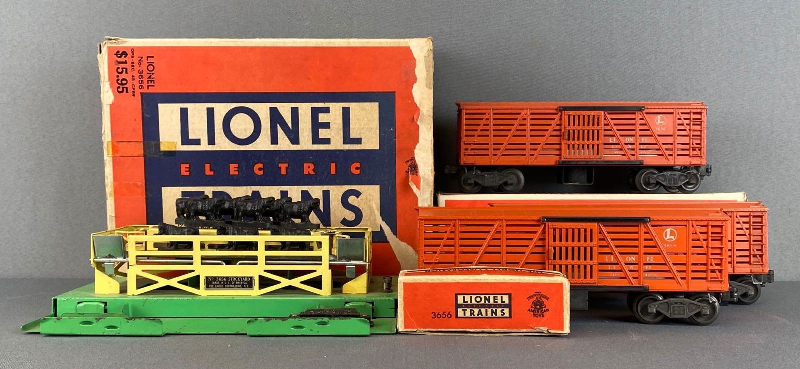 Group of Lionel Cattle Cars and Stockyard (1 of 18)