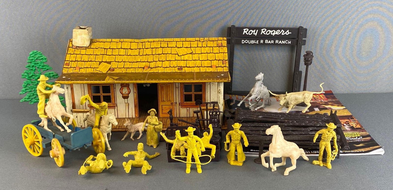 Marx Roy Rogers Tin Litho Ranch House and More (1 of 13)