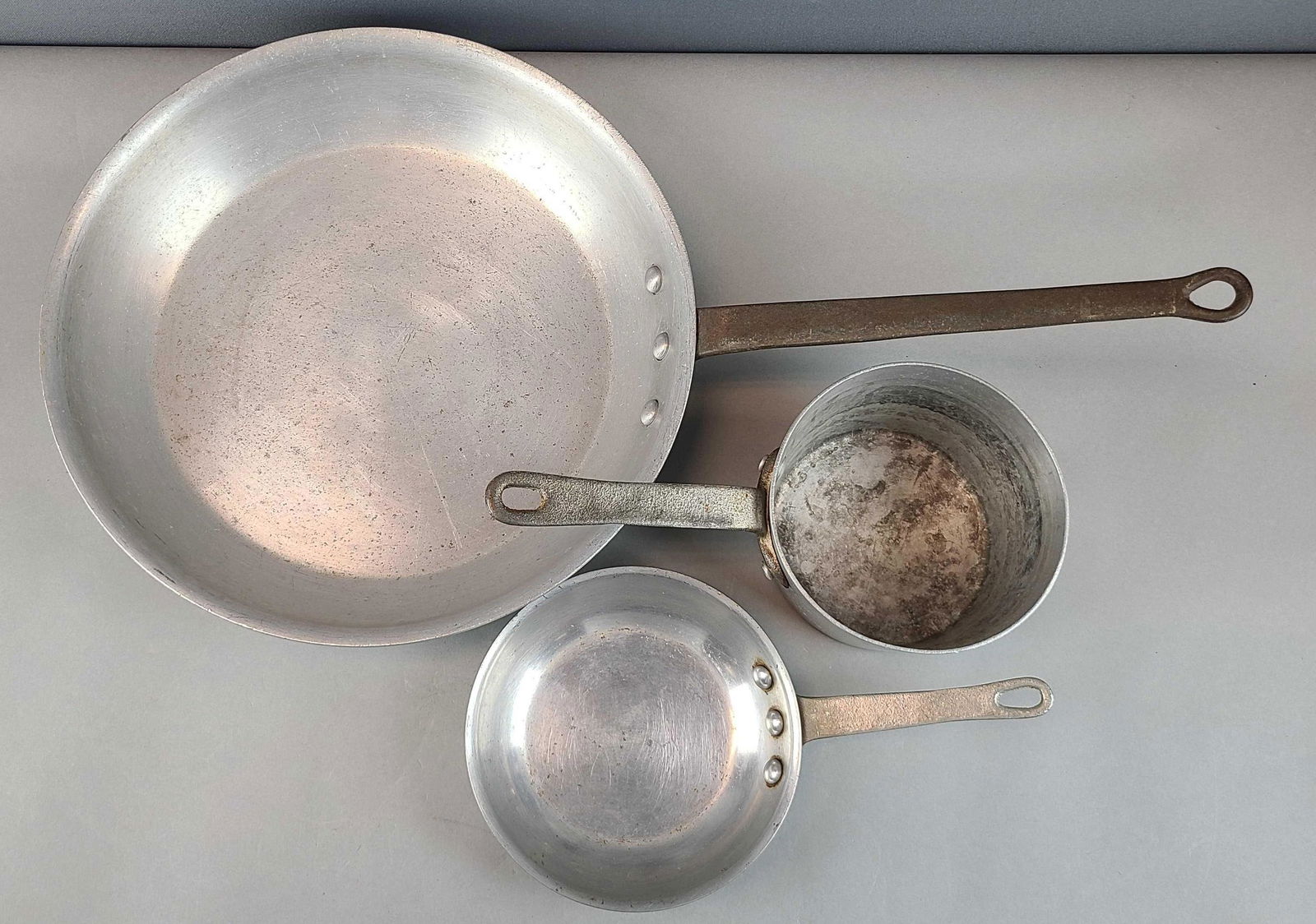 Group of 3 Vintage Aluminum Cookware Pans (1 of 6)