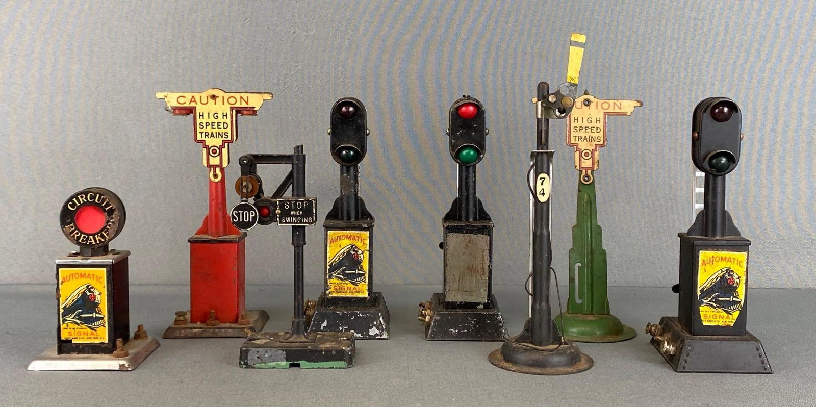 Group of 8 Assorted O Scale Train Signs and Signals (1 of 4)