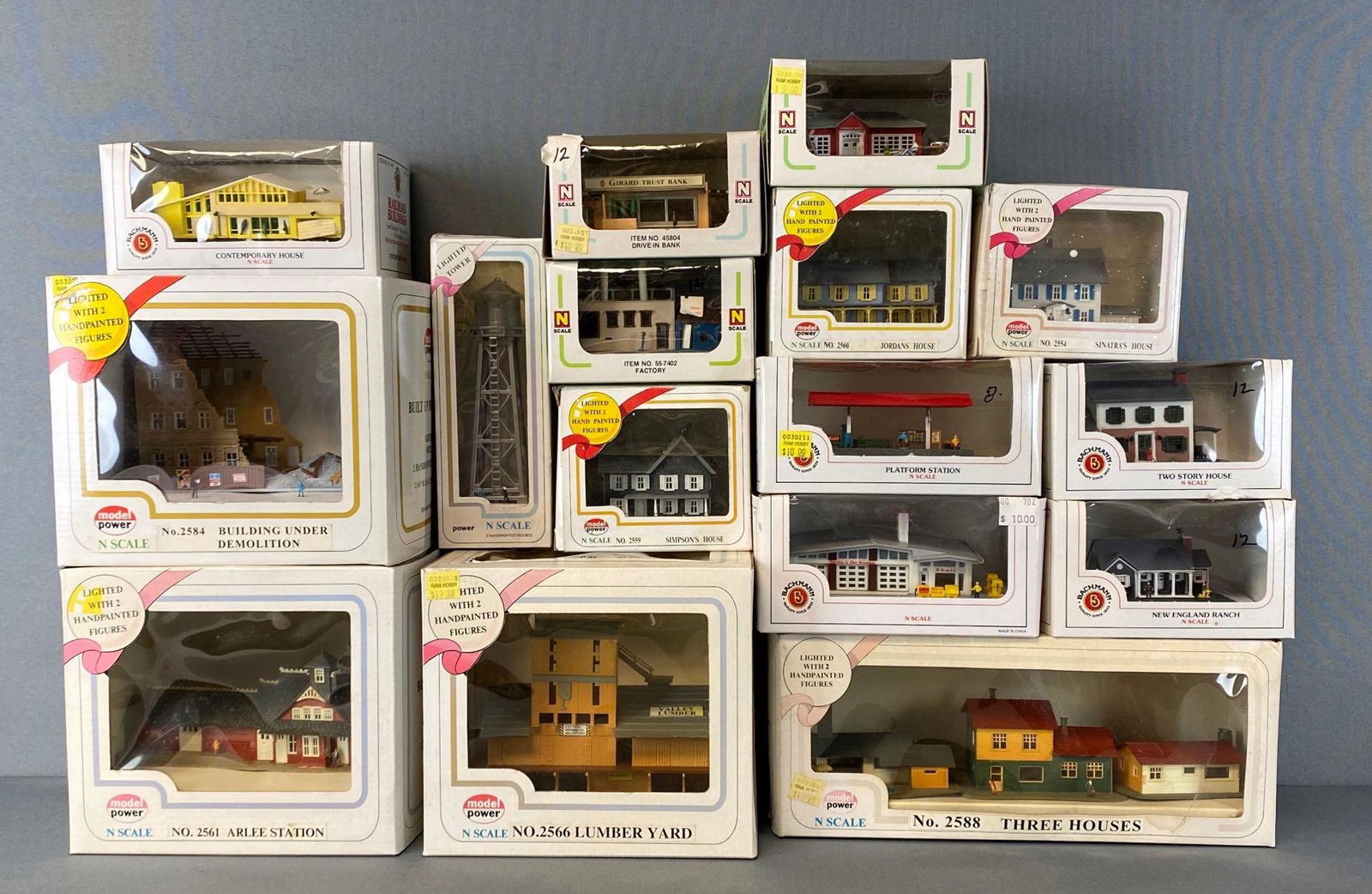 Group of 16 Assorted N Scale Scenery Accessories (1 of 3)