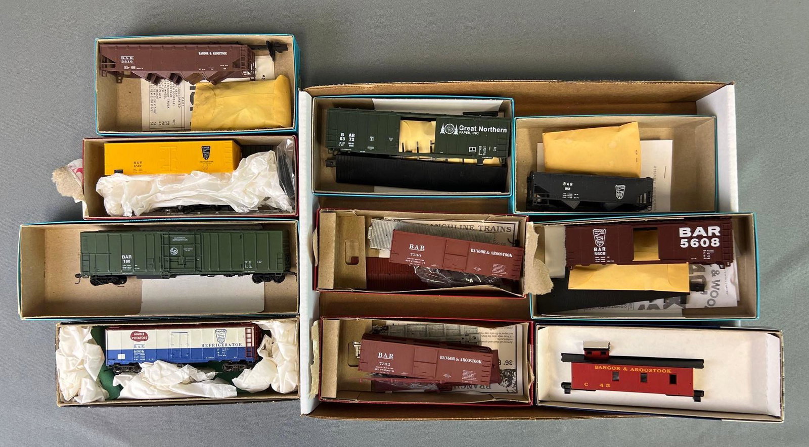 Group of 10 HO Scale Train Cars (1 of 4)