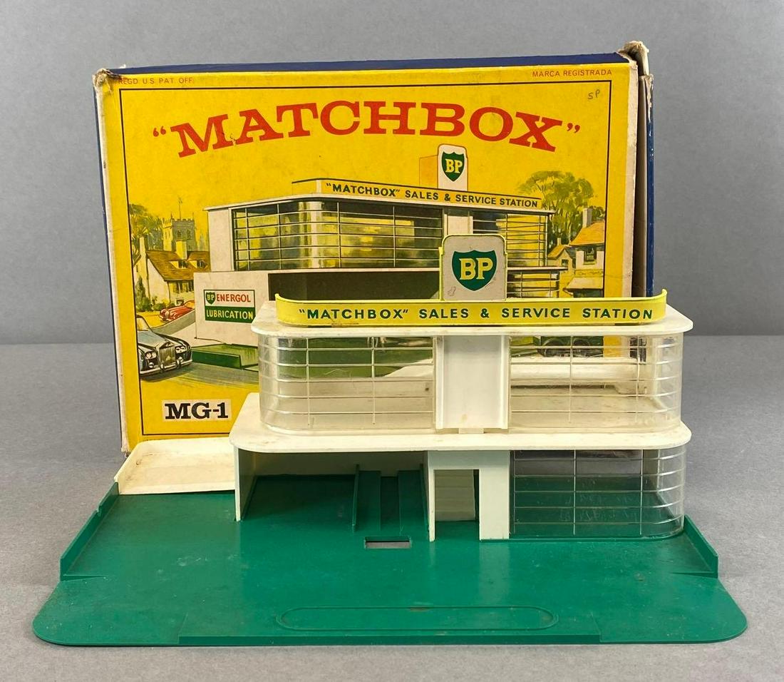 Matchbox MG-1 BP Service Station (1 of 9)