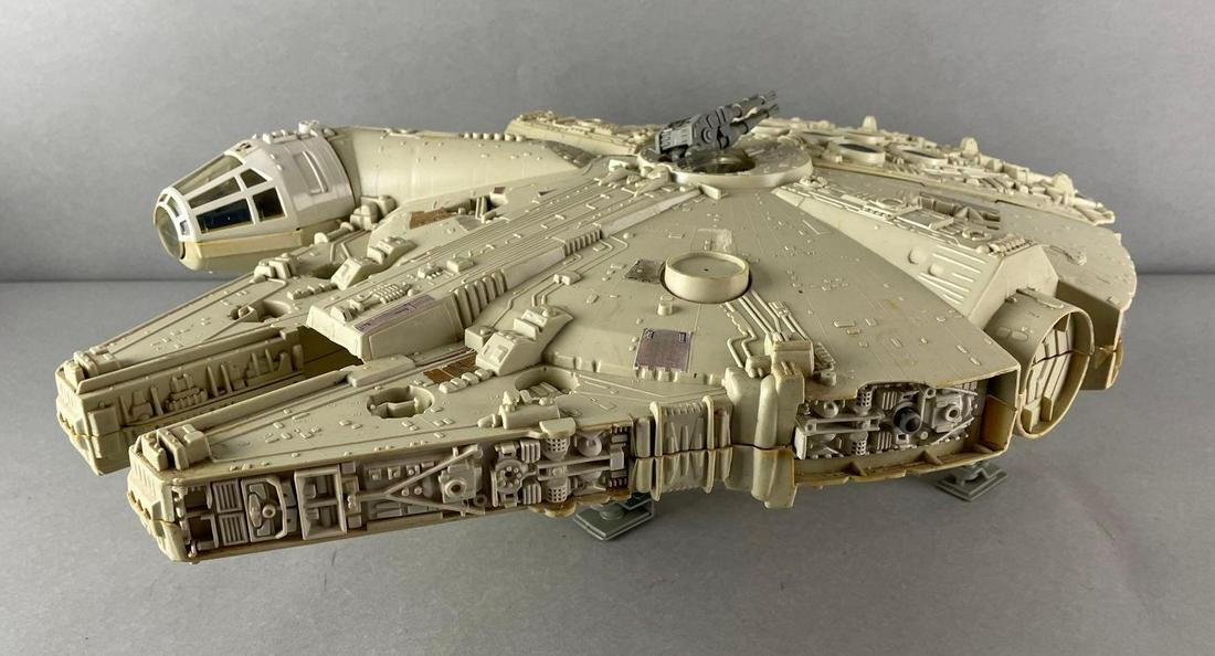 Vintage Kenner Star Wars Millenium Falcon (1 of 3)