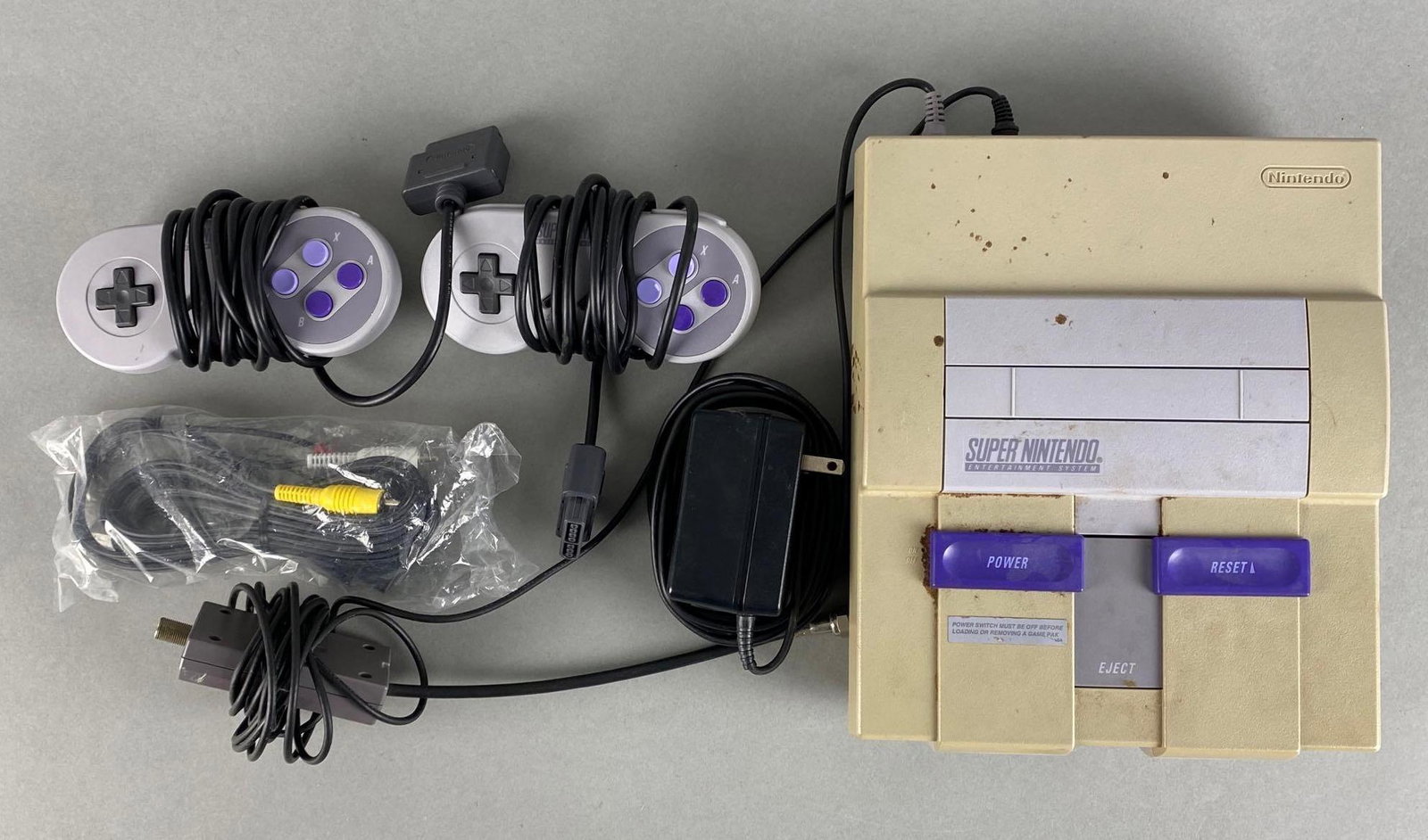 Nintendo SNES Console and Controllers (1 of 5)