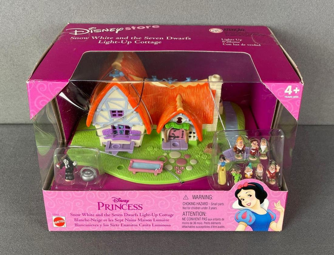 Disney Snow White and the Seven Dwarfs Light Up Cottage: new in box, measures 5 x 8 x 6 inches