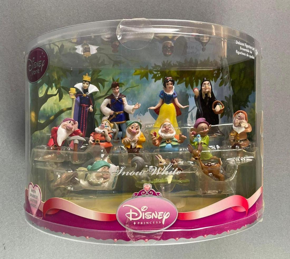 Disney Store Snow White and the Seven Dwarfs Deluxe Figurine Set: new in package, measures 7 x 11 x 7 inches