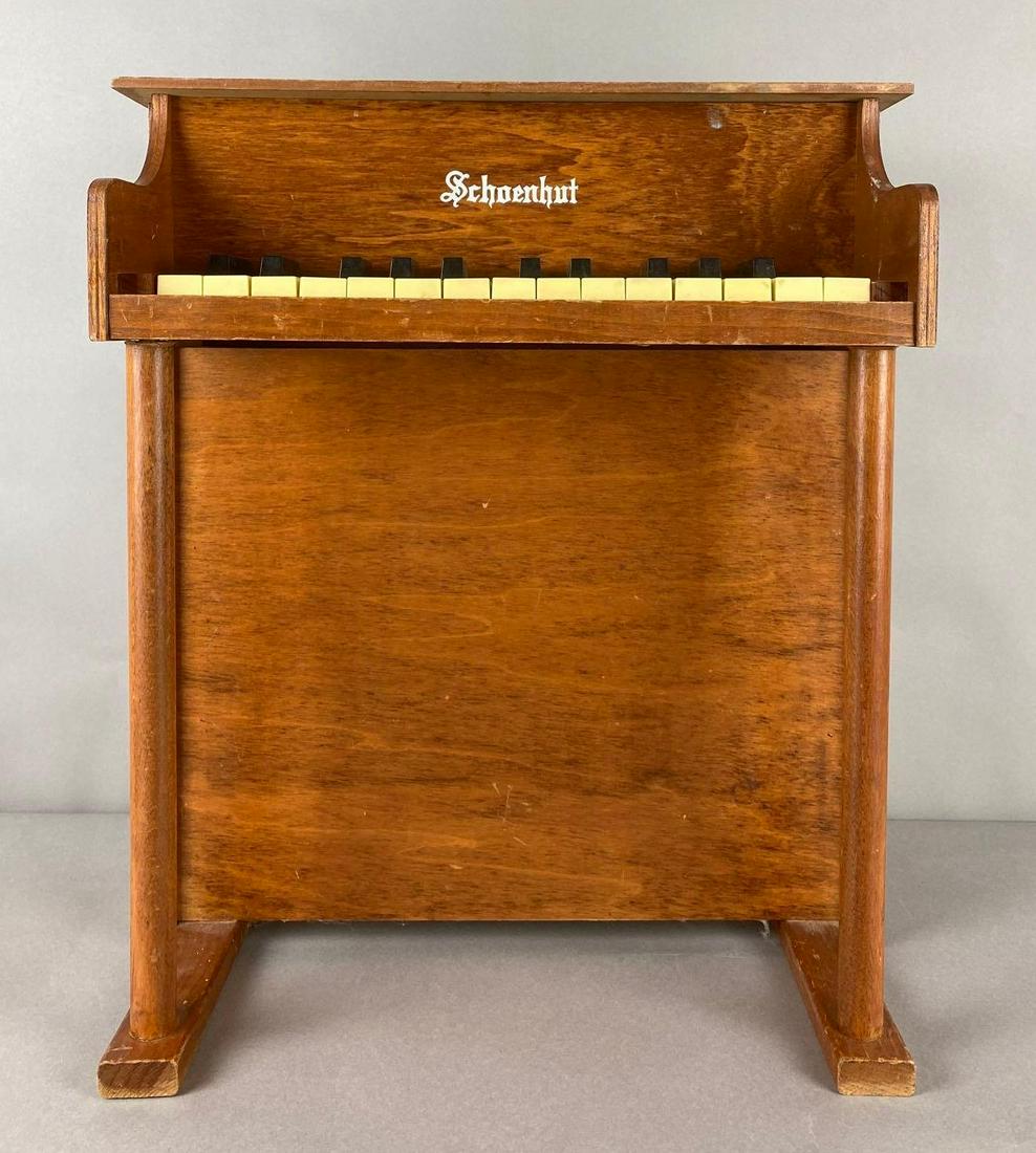 Schoenhut Childrens Piano (1 of 4)
