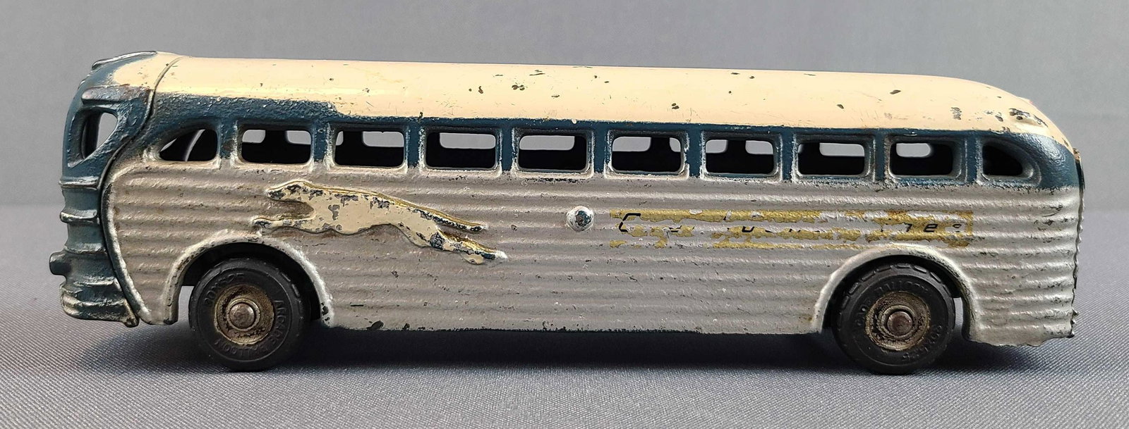 Arcade Cast Iron Greyhound Bus 4400 (1 of 6)