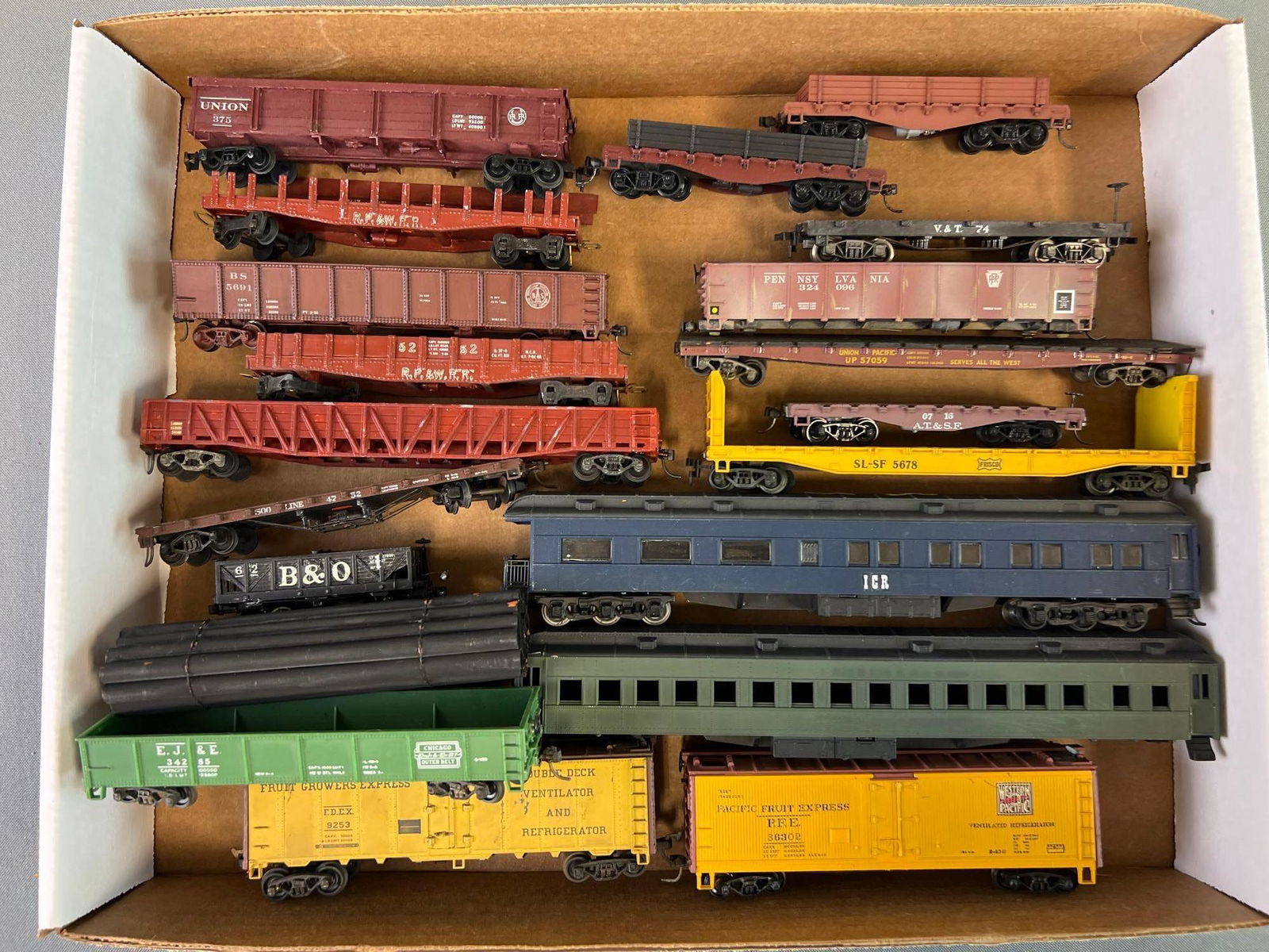 Group of 20 HO Scale Train Cars (1 of 2)