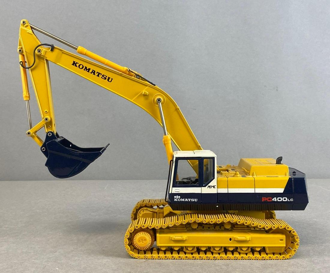 Guisval Komatsu PC 400 LC Die-Cast Digger: 1/32 scale. 1991. No. 2914. Made in Spain. With original packaging. Box measures 16 3/4 x 8 1/4 x 6 1/4in.