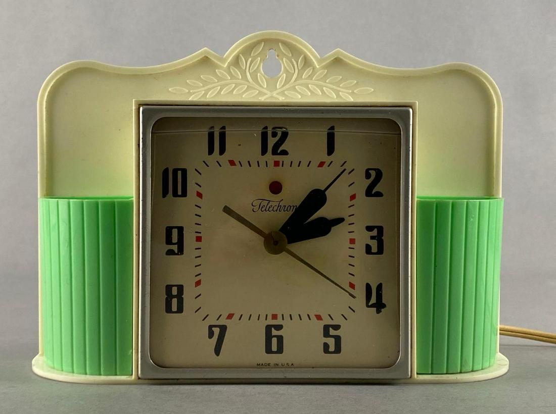 Retro Telechron Electric Kitchen Clock: Model 2H33, Made in the USA, Working condition, Measures 6 x 8 1/2 x 2 1/2in.