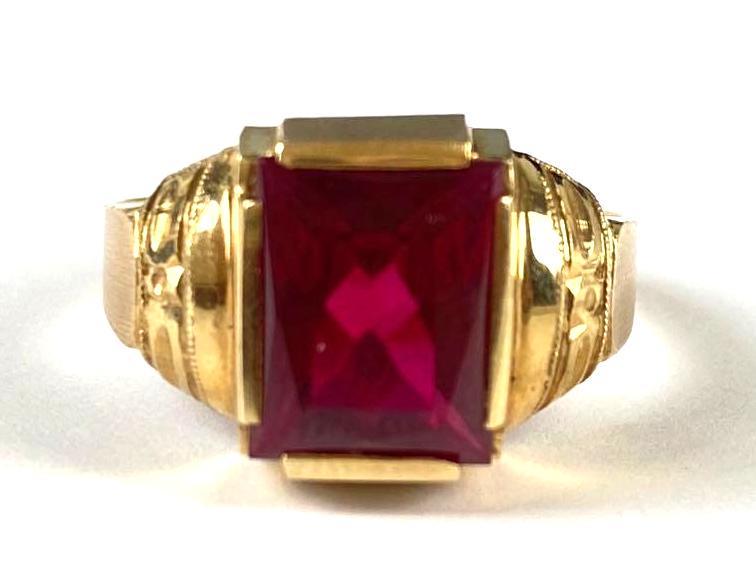 14K Gold Emerald Cut Ruby Ring: 4.2g, size 9 1/2