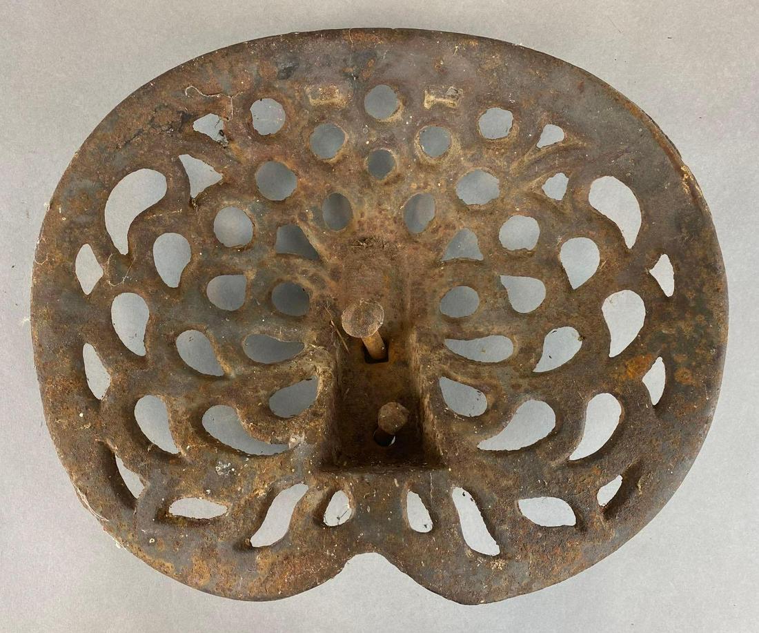 Vintage Cast Iron Tractor Seat (1 of 4)