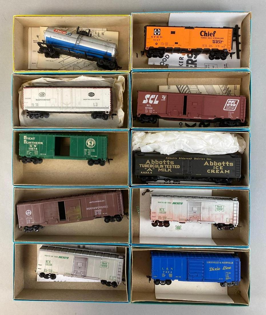 Group of 10 HO Scale Train Cars (1 of 3)