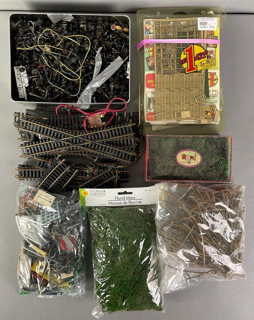 Large Group of HO Scale Train Accessories (1 of 4)