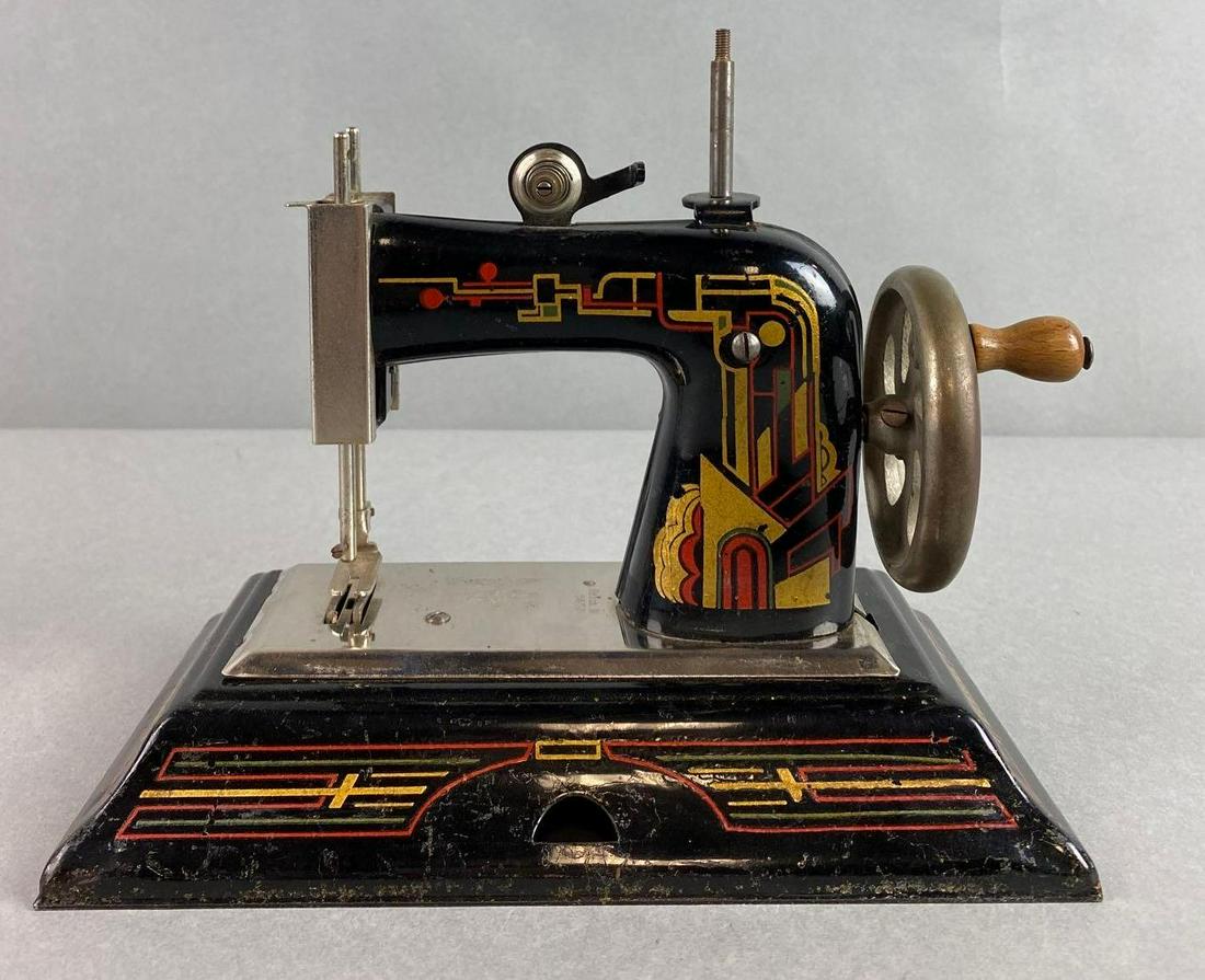 Castige 1025 Tin Litho Manual Sewing Machine (1 of 6)